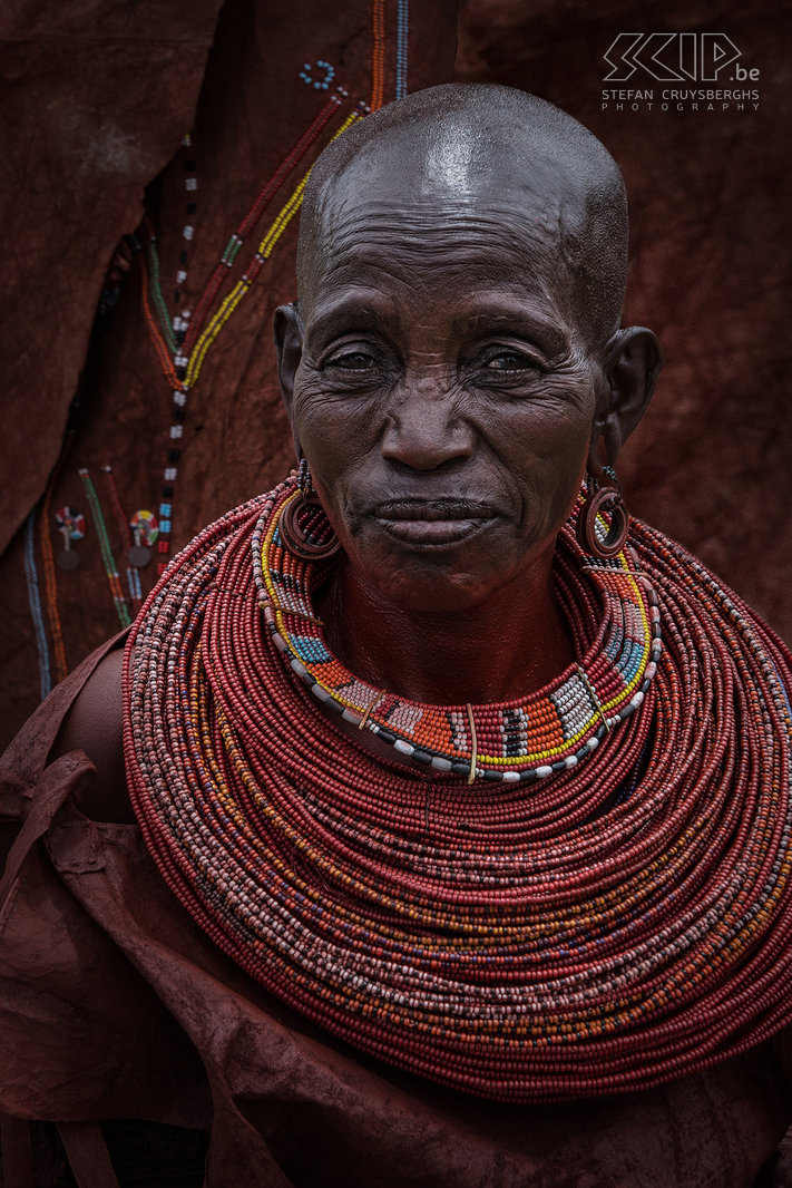 Kisima - Samburu lmuget - Oude vrouw Deze oude vrouw draagt nog steeds het traditionele kleed gemaakt van koeien of geitenleer. Stefan Cruysberghs